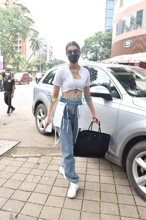 photos kriti sanon snapped in juhu 4