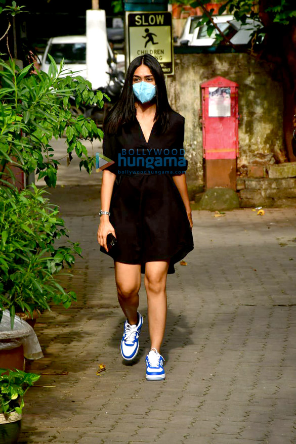 photos mrunal thakur spotted in bandra 4 2