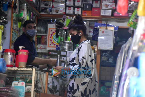 photos nimrat kaur spotted at a store in bandra 5