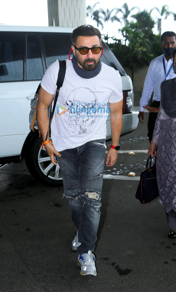photos parineeti chopra and sunny deol snapped at the airport 2