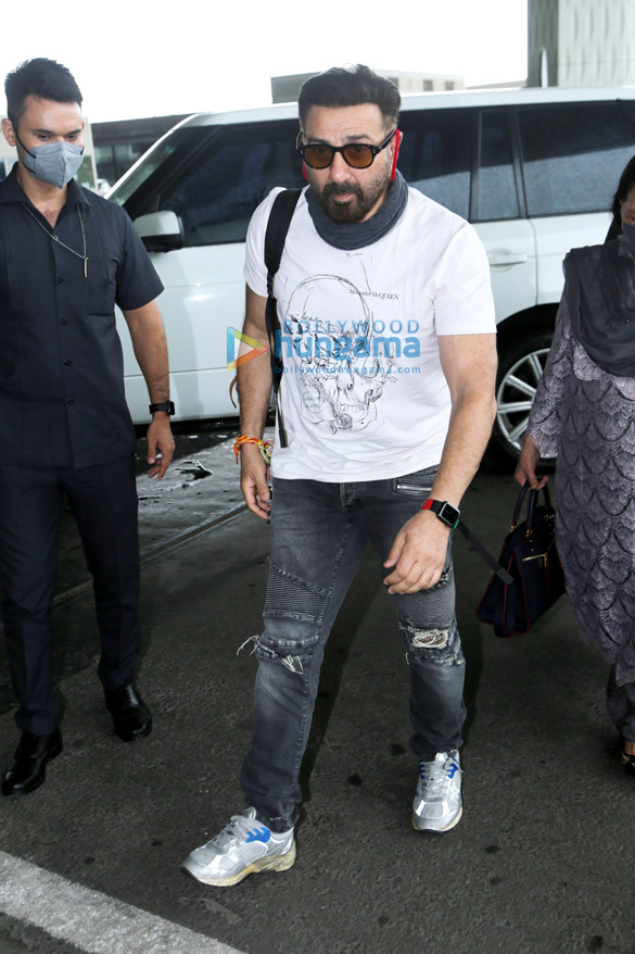 photos parineeti chopra and sunny deol snapped at the airport 4
