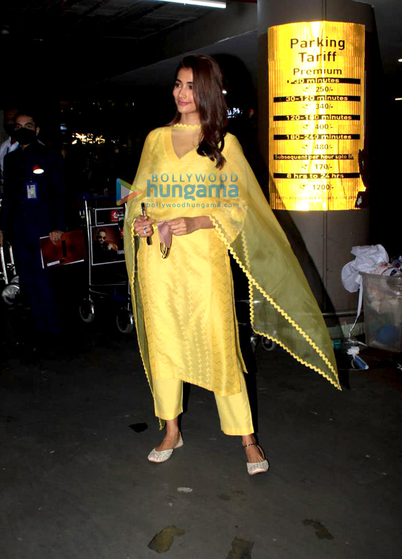photos pooja hegde gauahar khan and zaid darbar snapped at the airport 5