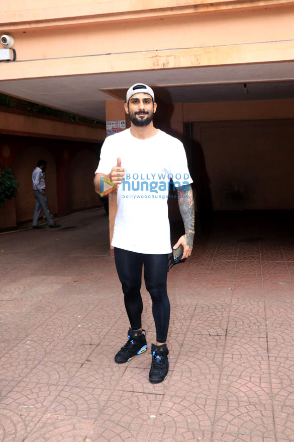 photos prateik babbar snapped in bandra 1