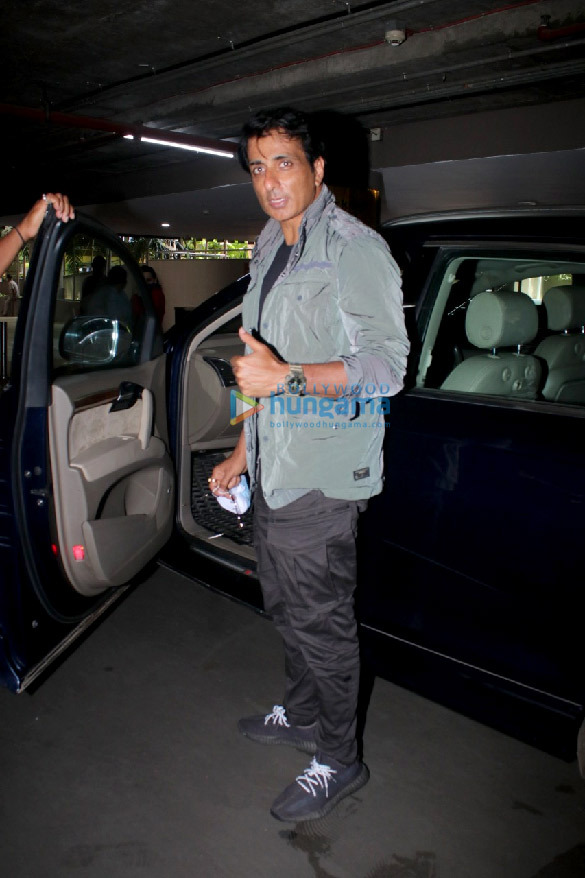 photos pulkit samrat kriti kharbanda sai tamhankar and others snapped at the airport 3