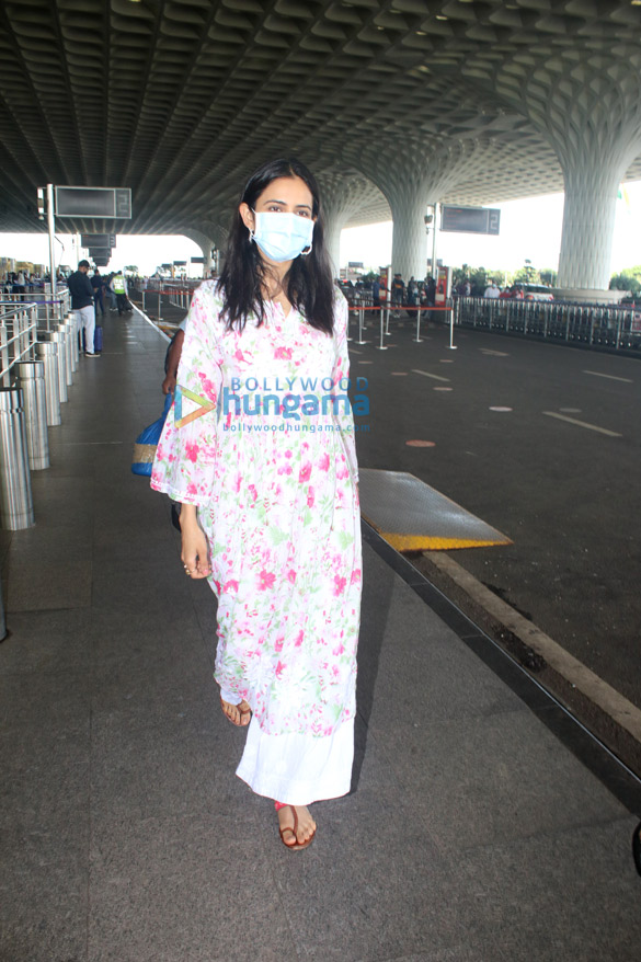 Photos: Rakul Preet Singh, Sara Ali Khan, Radhika Madan and others snapped at the airport Photos: Rakul Preet Singh, Sara Ali Khan, Radhika Madan and others snapped at the airport