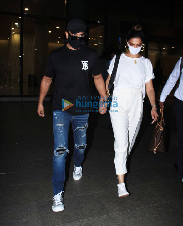 Photos: Ranveer Singh and Deepika Padukone snapped at the airport Photos: Ranveer Singh and Deepika Padukone snapped at the airport