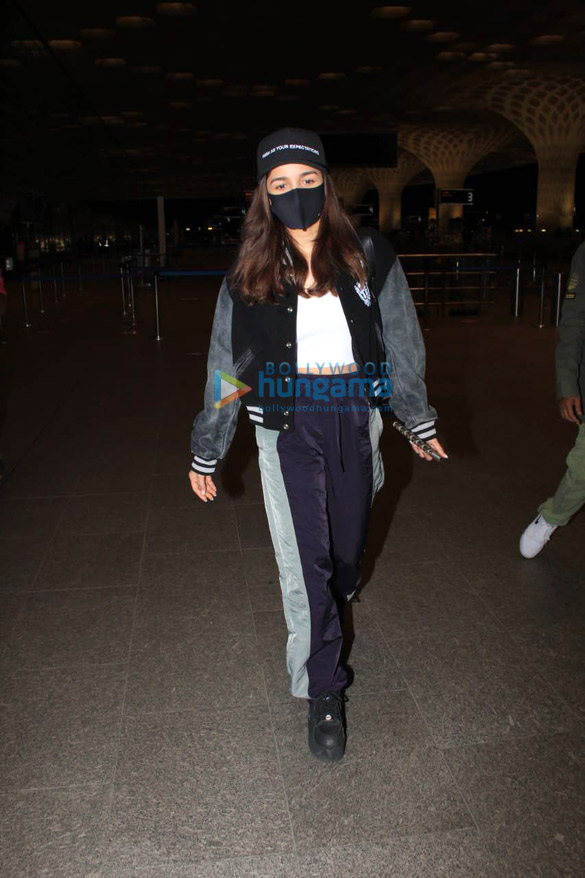 photos rashmika mandanna yami gautam dhar rashami desai and others snapped at the airport 1