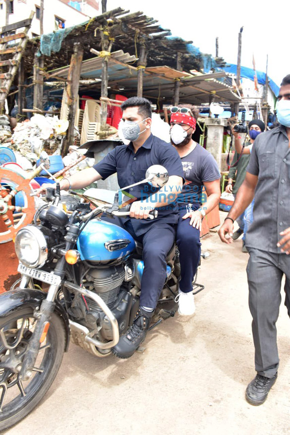photos saif ali khan snapped at versova jetty 4