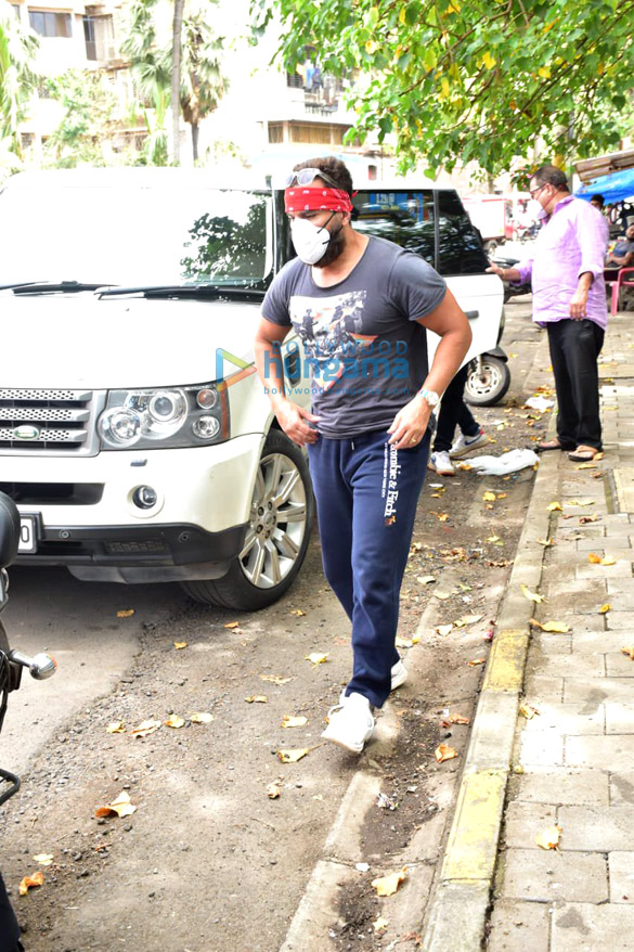 photos saif ali khan snapped at versova jetty 5