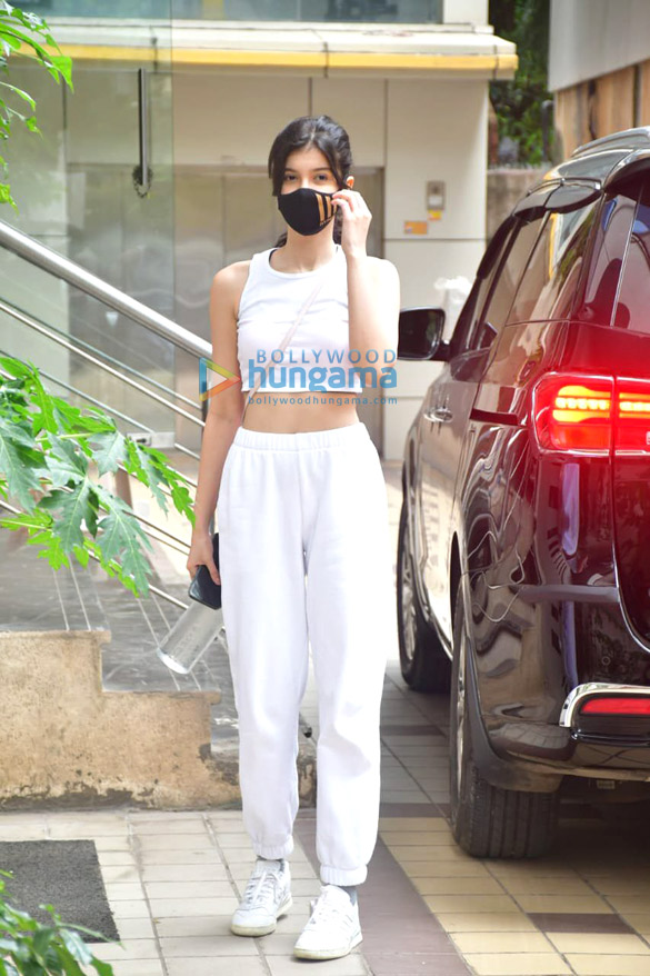 photos shanaya kapoor spotted at dance class 2 3