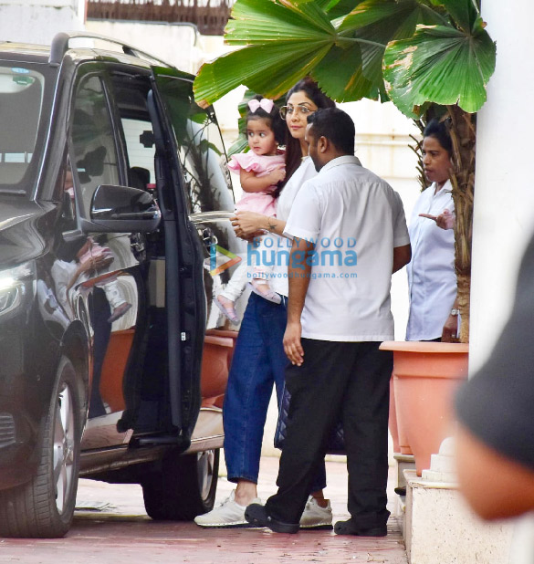 photos shilpa shetty snapped with her daughter in juhu 3