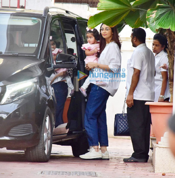 photos shilpa shetty snapped with her daughter in juhu 4