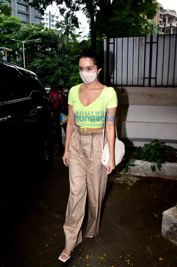 Photos: Shraddha Kapoor snapped at a salon in Juhu Photos: Shraddha Kapoor snapped at a salon in Juhu