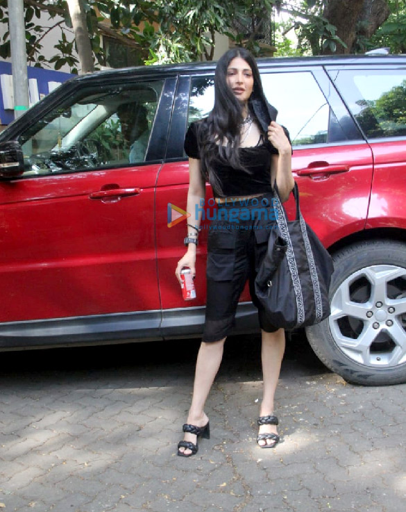 Photos: Shruti Haasan spotted at Bandra Photos: Shruti Haasan spotted at Bandra