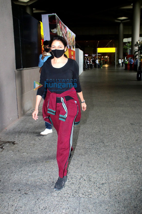 photos sonakshi sinha bhagyashree and madhur bhandarkar snapped at the airport 2
