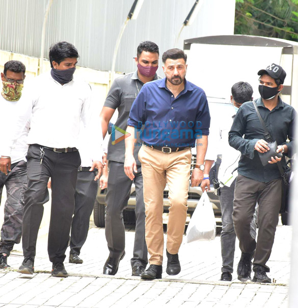 Photos: Sunny Deol, Pooja Bhatt and Shreya Dhanwanthary snapped post a shoot in Juhu