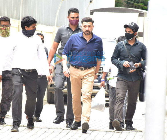 photos sunny deol pooja bhatt and shreya dhanwanthary snapped post shoot in juhu 4
