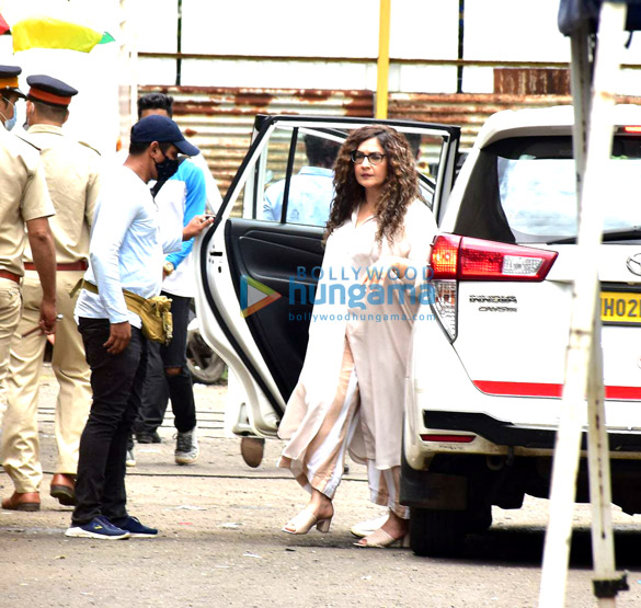 photos sunny deol pooja bhatt and shreya dhanwanthary snapped post shoot in juhu 5