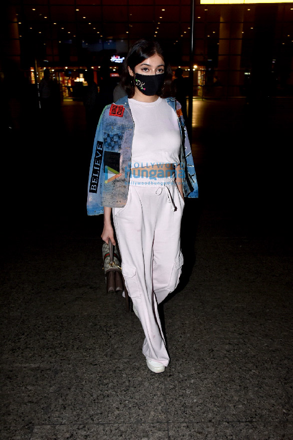 photos sunny leone rashmika mandanna kriti sanon and others snapped at the airport 0000 1