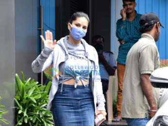 Photos: Sunny Leone snapped in Juhu