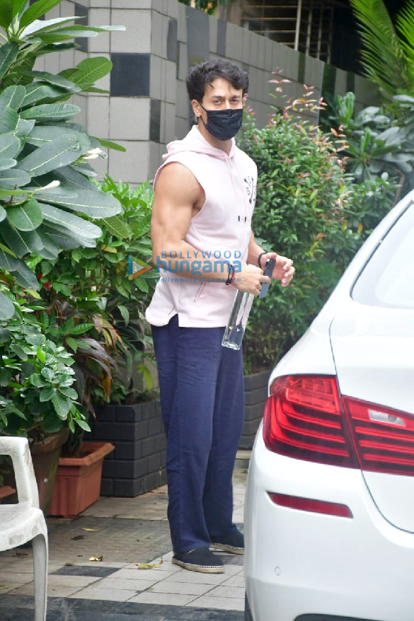 Photos: Tiger Shroff spotted at the gym in Khar Photos: Tiger Shroff spotted at the gym in Khar