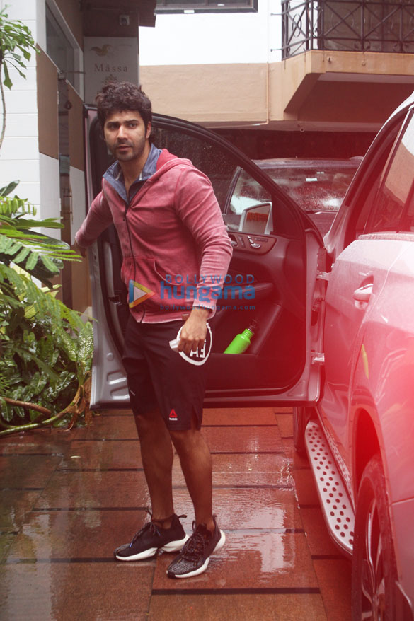 photos varun dhawan snapped at a gym in juhu 1 3