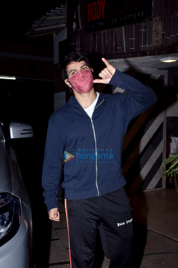 Photos: Varun Dhawan snapped at a gym in Juhu