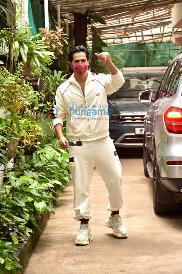Photos: Varun Dhawan snapped at dubbing studio in Juhu Photos: Varun Dhawan snapped at dubbing studio in Juhu