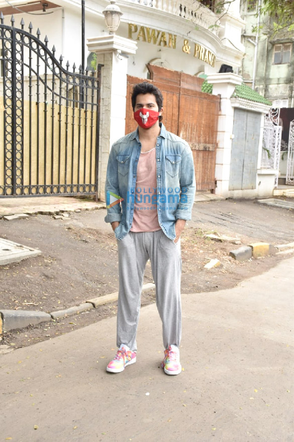 Photos: Varun Dhawan snapped in Juhu