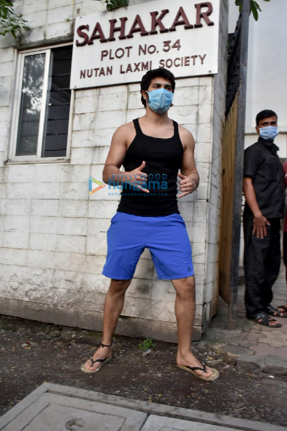 photos varun dhawan spotted at a clinic in juhu 1