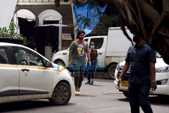 photos vicky kaushal and kiara advani snapped at shoot location 3