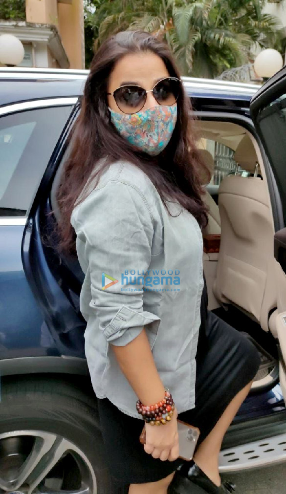 photos vidya balan snapped at a store in santacruz 4
