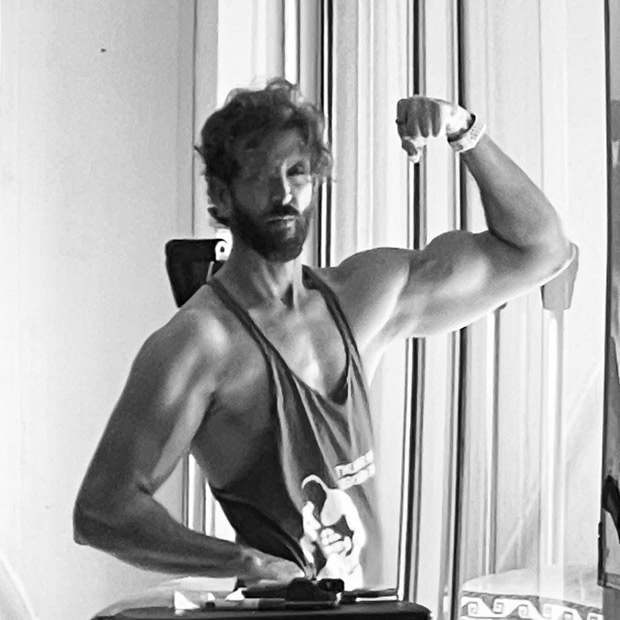 Hrithik Roshan flaunts his chiselled physique; says ‘Bolo Bollywood bicep ki jai’