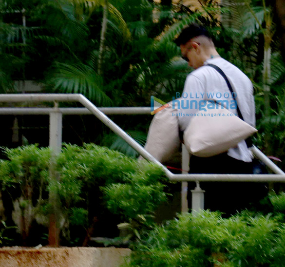 photos aamir khan snapped at bandra 3