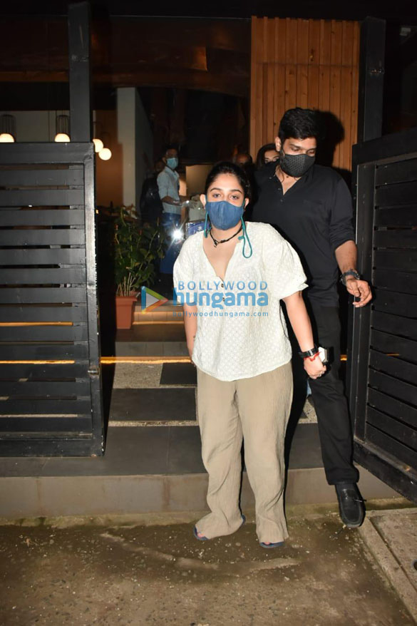 photos aamir khan snapped having dinner with his daughter at mizu in khar 2