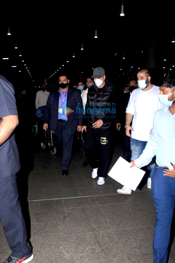 photos akshay kumar shruti haasan and saiee manjrekar snapped at the airport 1