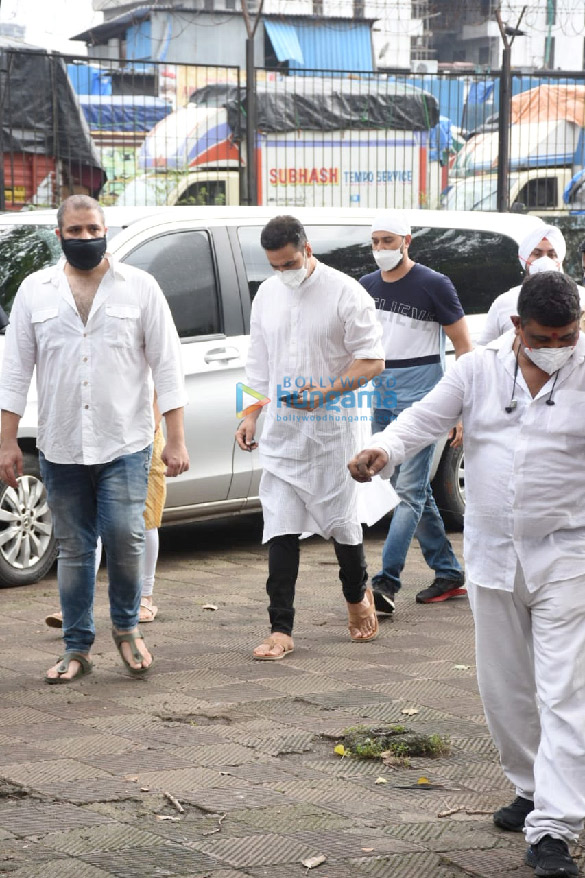 photos akshay kumar attends aanand l rais mothers funeral in oshiwara 5