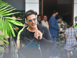 Photos: Akshay Kumar snapped with family snapped at Kalina airport