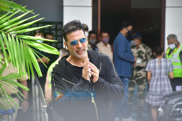 Photos: Akshay Kumar snapped with family snapped at Kalina airport