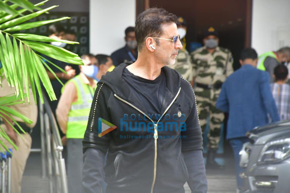 photos akshay kumar snapped with family snapped at kalina airport 7