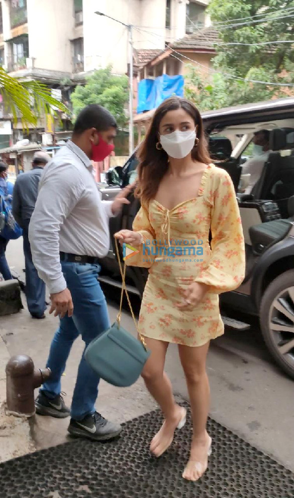 photos alia bhatt snapped at bandra 4