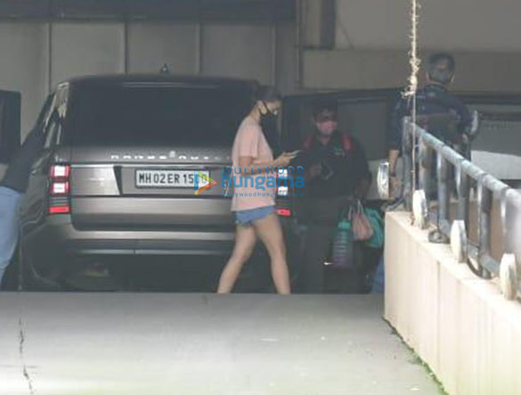 photos alia bhatt spotted in bandra 2