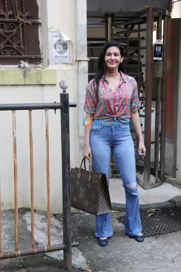 photos amyra dastur spotted in khar 1