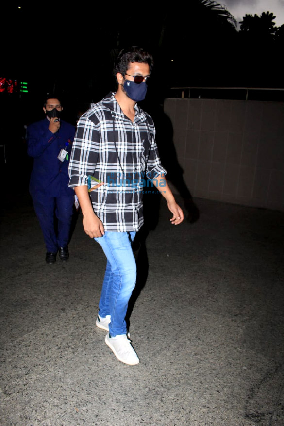 photos ananya panday and vicky kaushal snapped at the airport 5