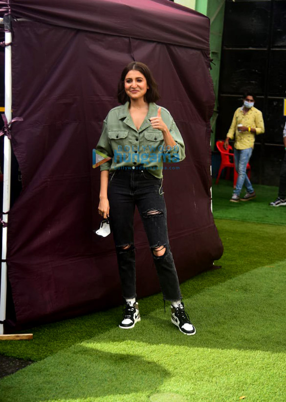 photos anushka sharma snapped during brand shoot in filmcity goregaon 4