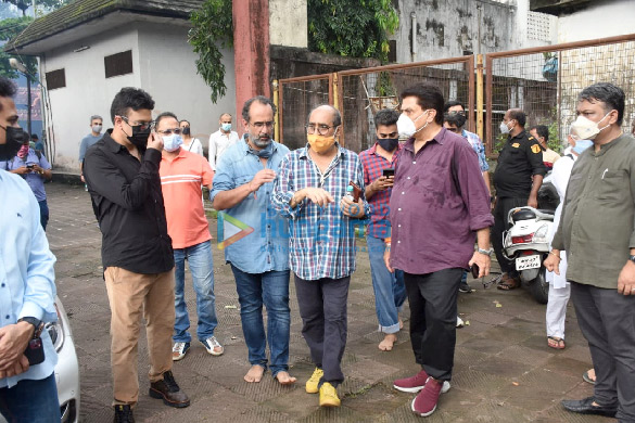 photos celebs attend aanand l rais mothers funeral in oshiwara 5