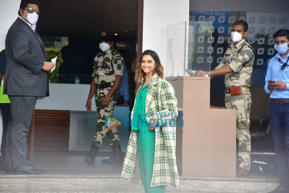 photos deepika padukone snapped at kalina airport 1