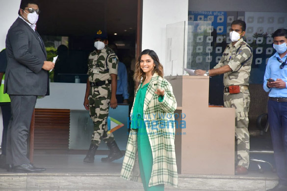 photos deepika padukone snapped at kalina airport 2
