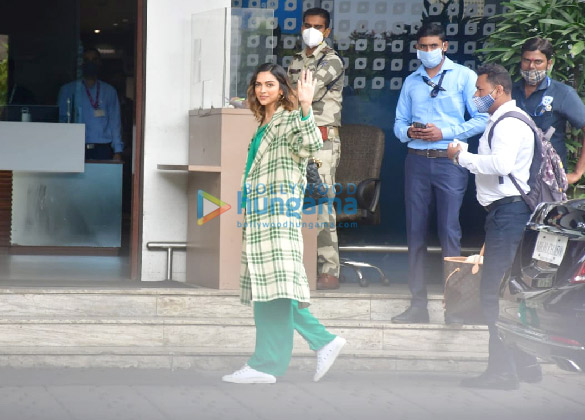 photos deepika padukone snapped at kalina airport 3