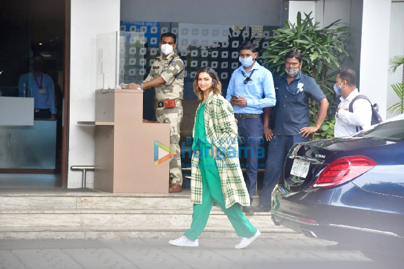 photos deepika padukone snapped at kalina airport 4